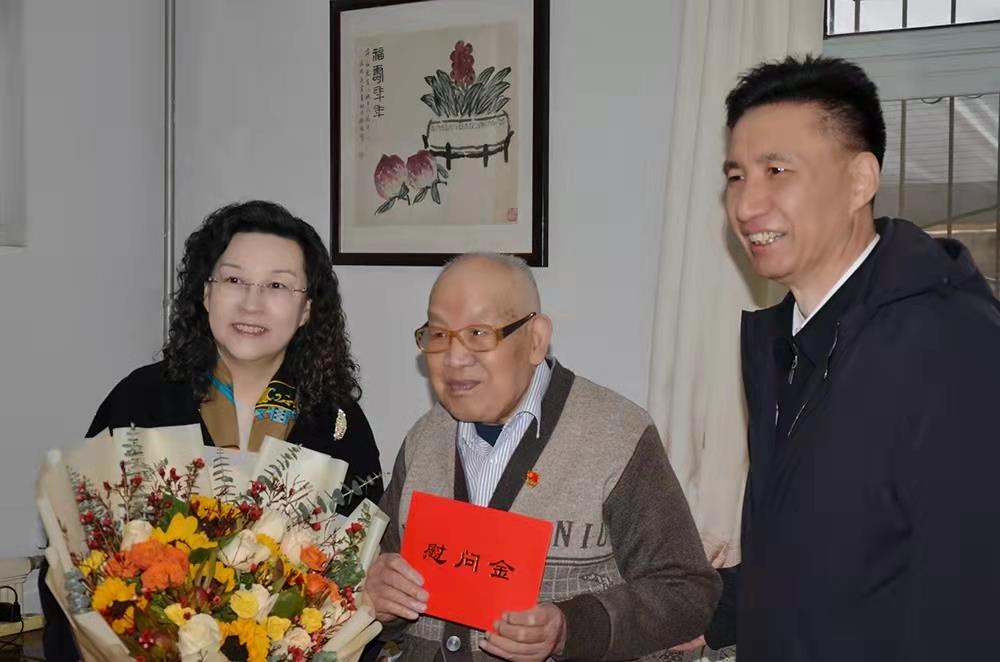 濟南產(chǎn)發(fā)集團黨委副書記、總經(jīng)理黃蓓走訪慰問離休老干部、老黨員